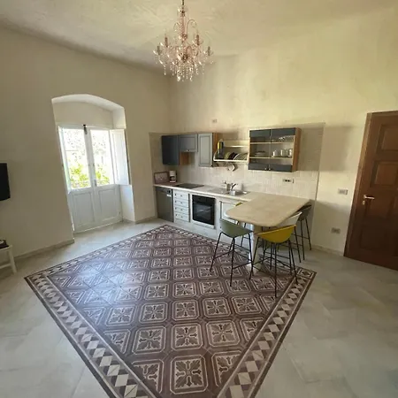 Apollo Apartment *